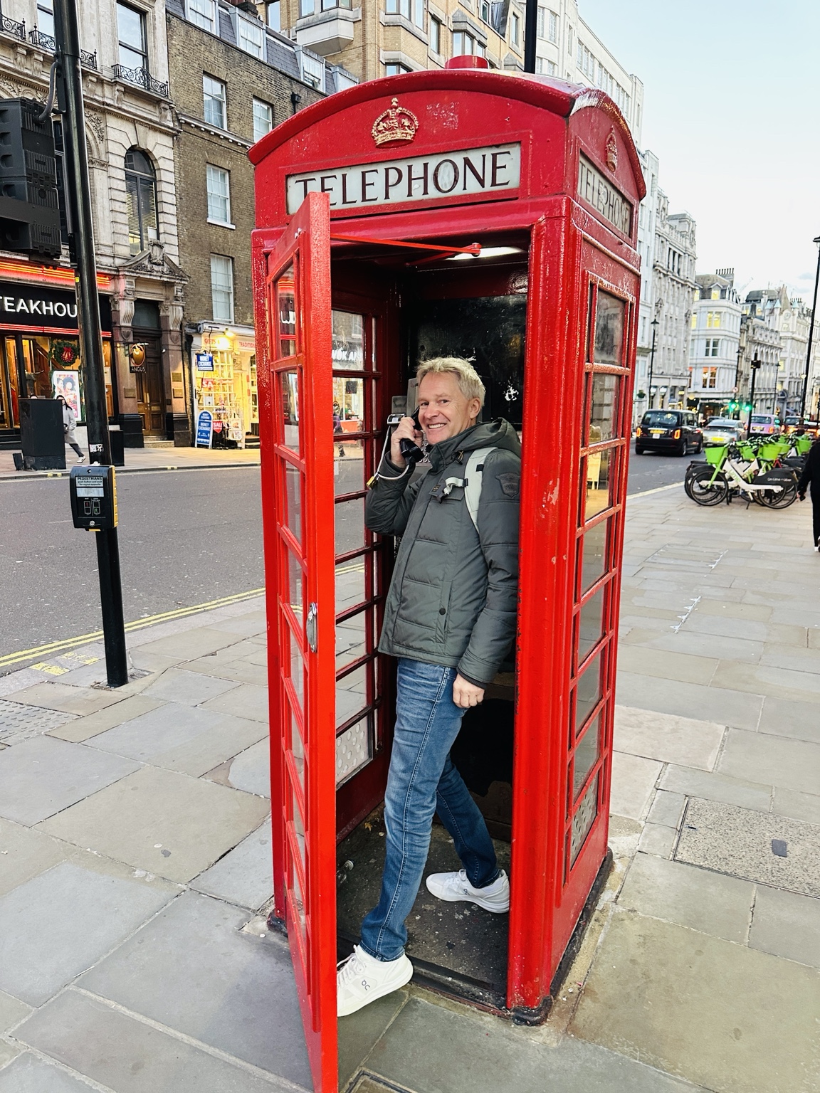 Englandreise · André in einer roten Telefonkabine