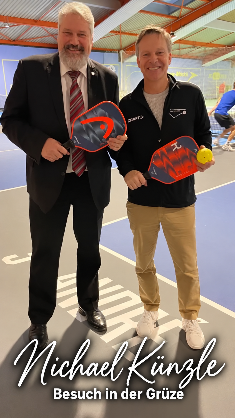 Besuch von Michael Künzle in der Grüze: gemeinsam mit Pickleballschlägern in der Halle.