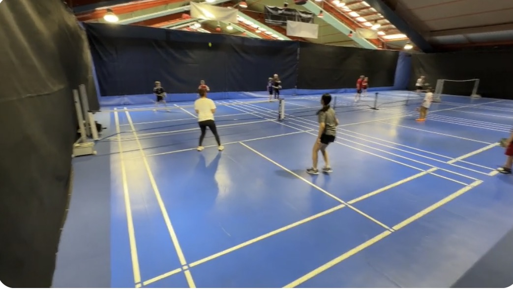 Die allerersten Pickleball-Schläge im Februar 2023 auf unseren Badminton-Courts in der Tennis- und Squash-Grüze-Halle in Winterthur.