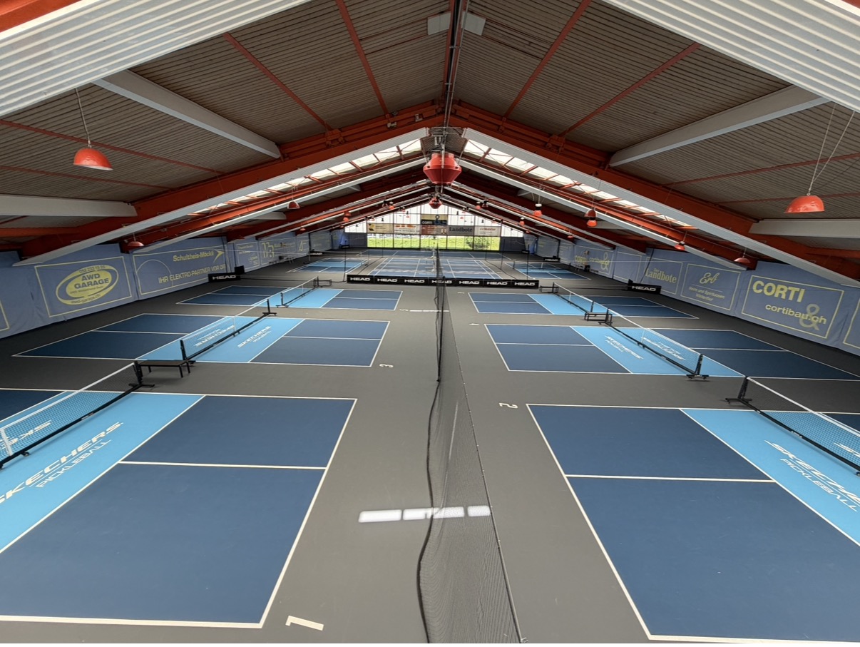 Blick von der Galerie auf die fertiggestellten Pickleball-Courts in der Grüzehalle.